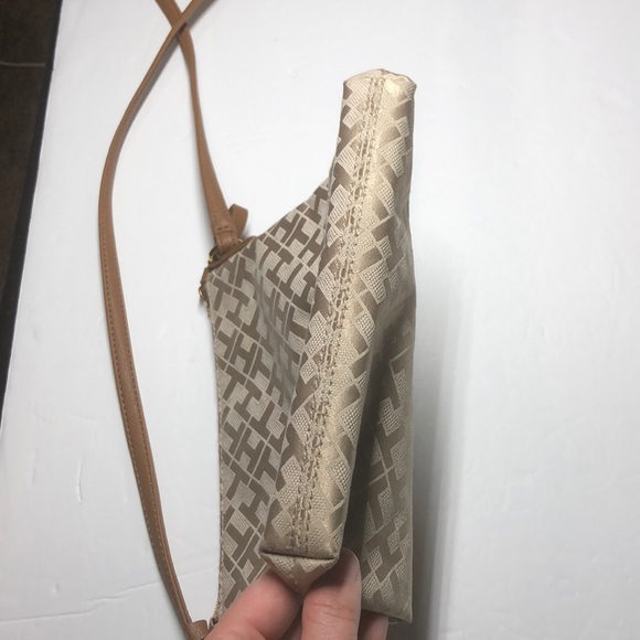 Tommy Hilfiger tan crossbody bag - Picture 4 of 9